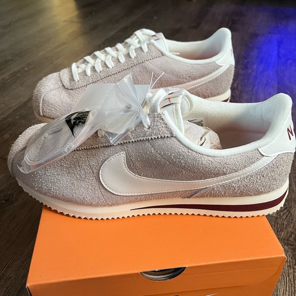 Nike mens Classic Cortez Suede Sneakers - Light Pink/White